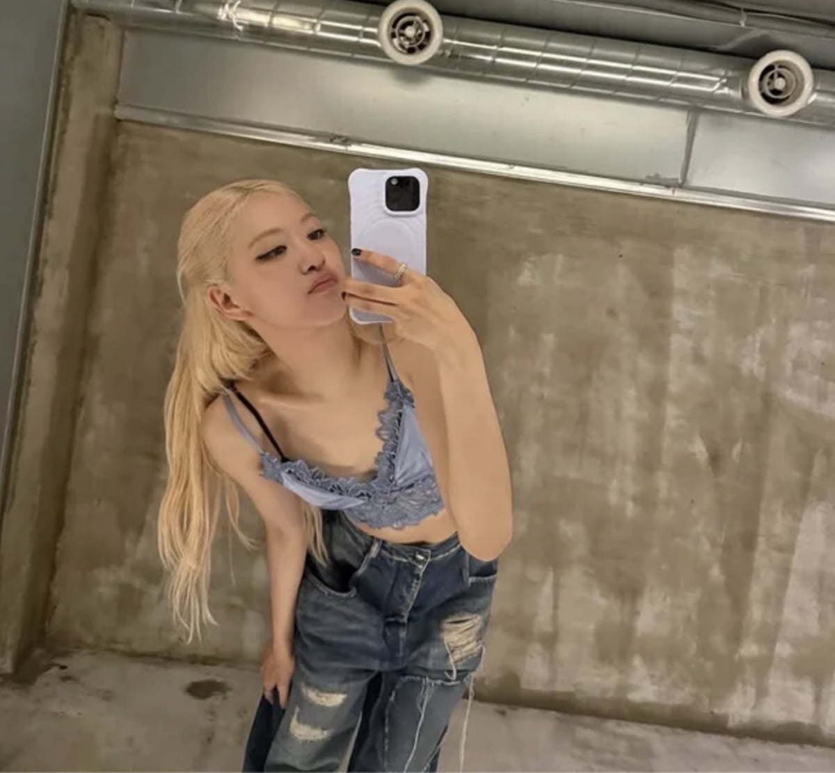 BLACKPINK's Rosé Captivates Fans with Summer Vibes in Mirror Selfies