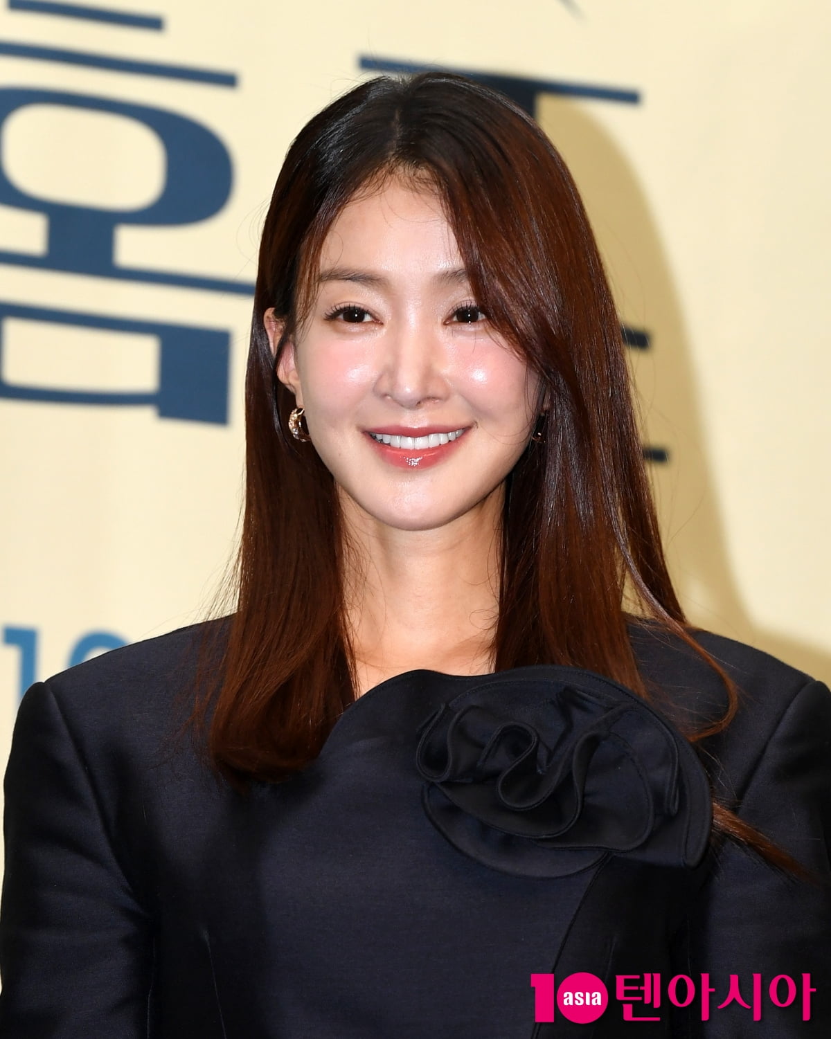 Actress Lee Si-young Deletes Social Media Post Announcing Second Pregnancy Amid Controversy