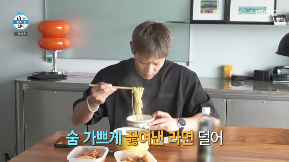 SHINee's Minho Reveals His Fiery Daily Life on 'I Live Alone'