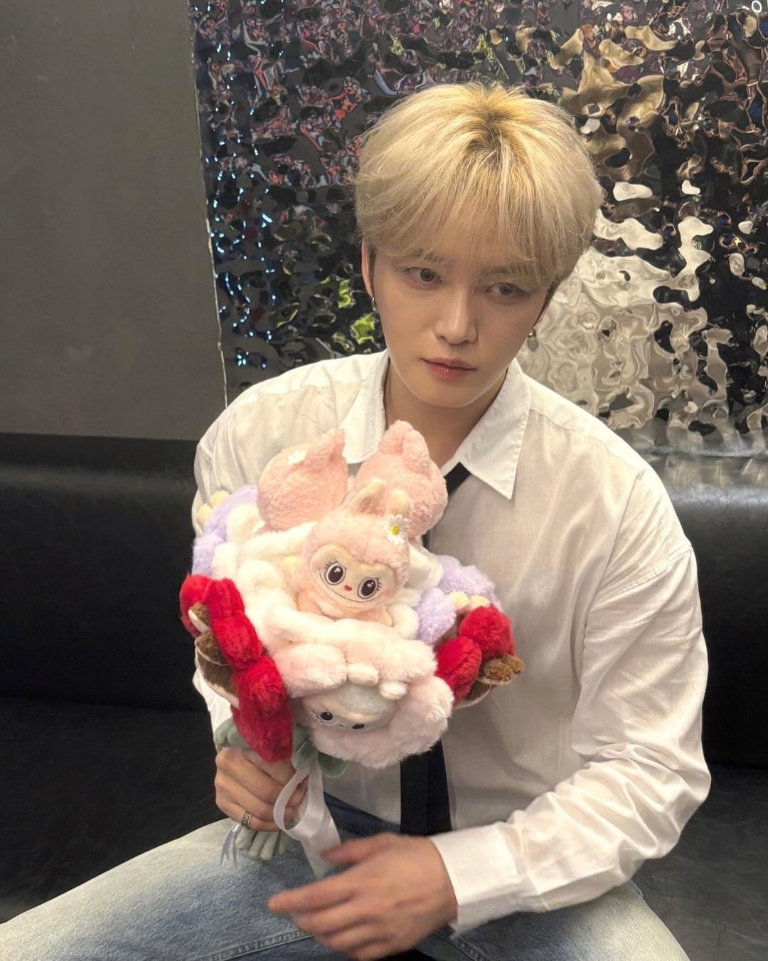 キム・ジェジュン、まるで人形のようなビジュアルでファンを魅了