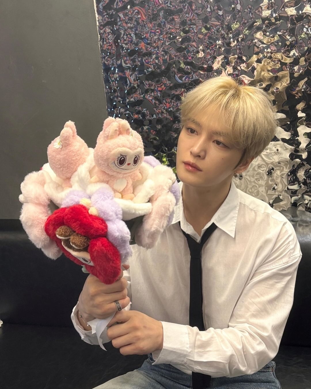 キム・ジェジュン、まるで人形のようなビジュアルでファンを魅了
