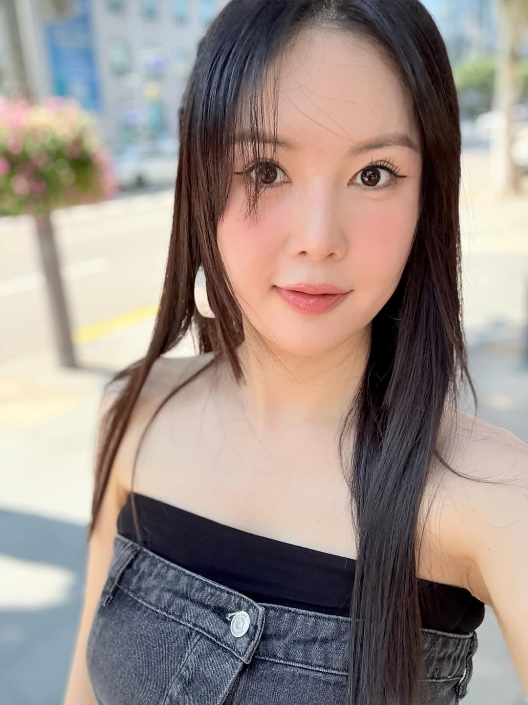 Jang Young-ran Stuns in Refreshing Summer Fashion, Captivating Fans with Her Radiant Beauty
