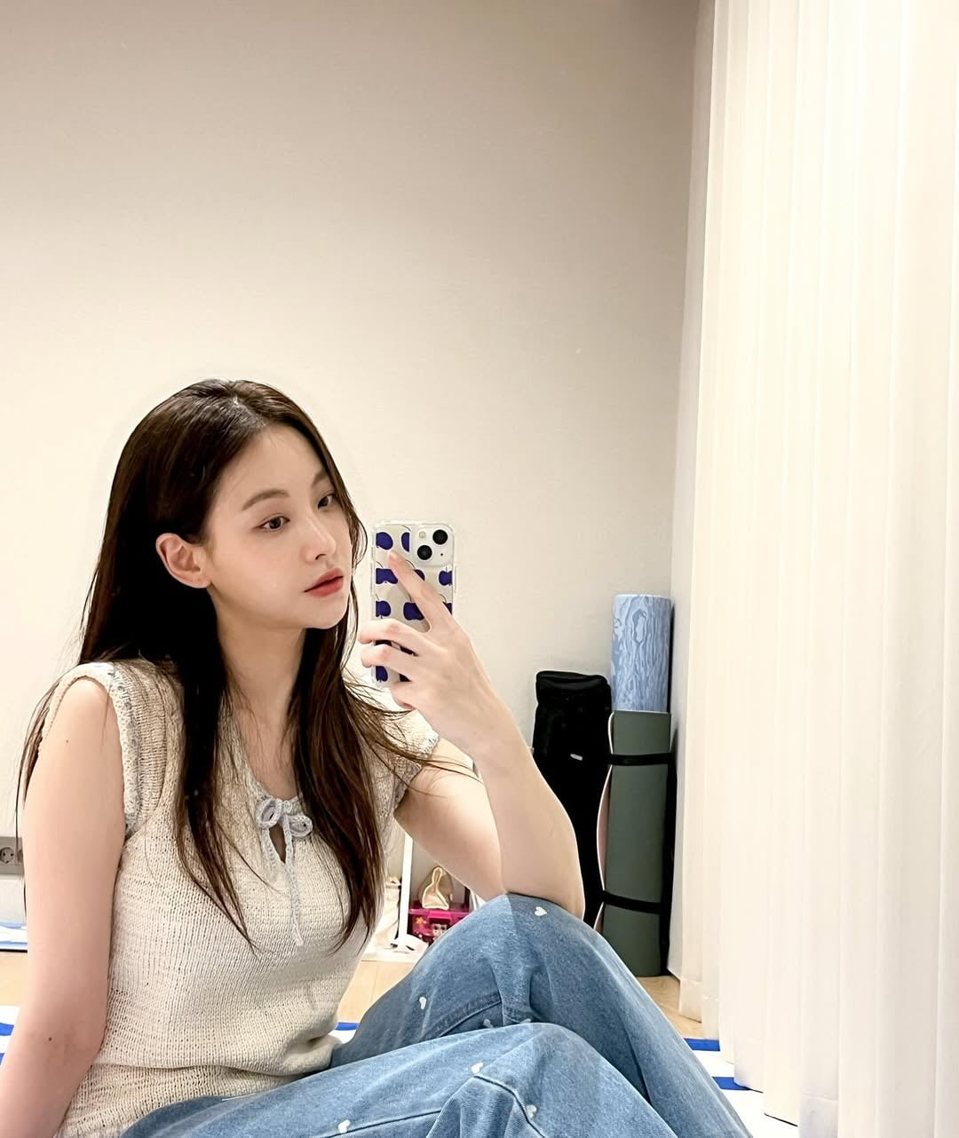Korean Actress Oh Yeon-seo Captivates Fans with Stunning Instagram Photos