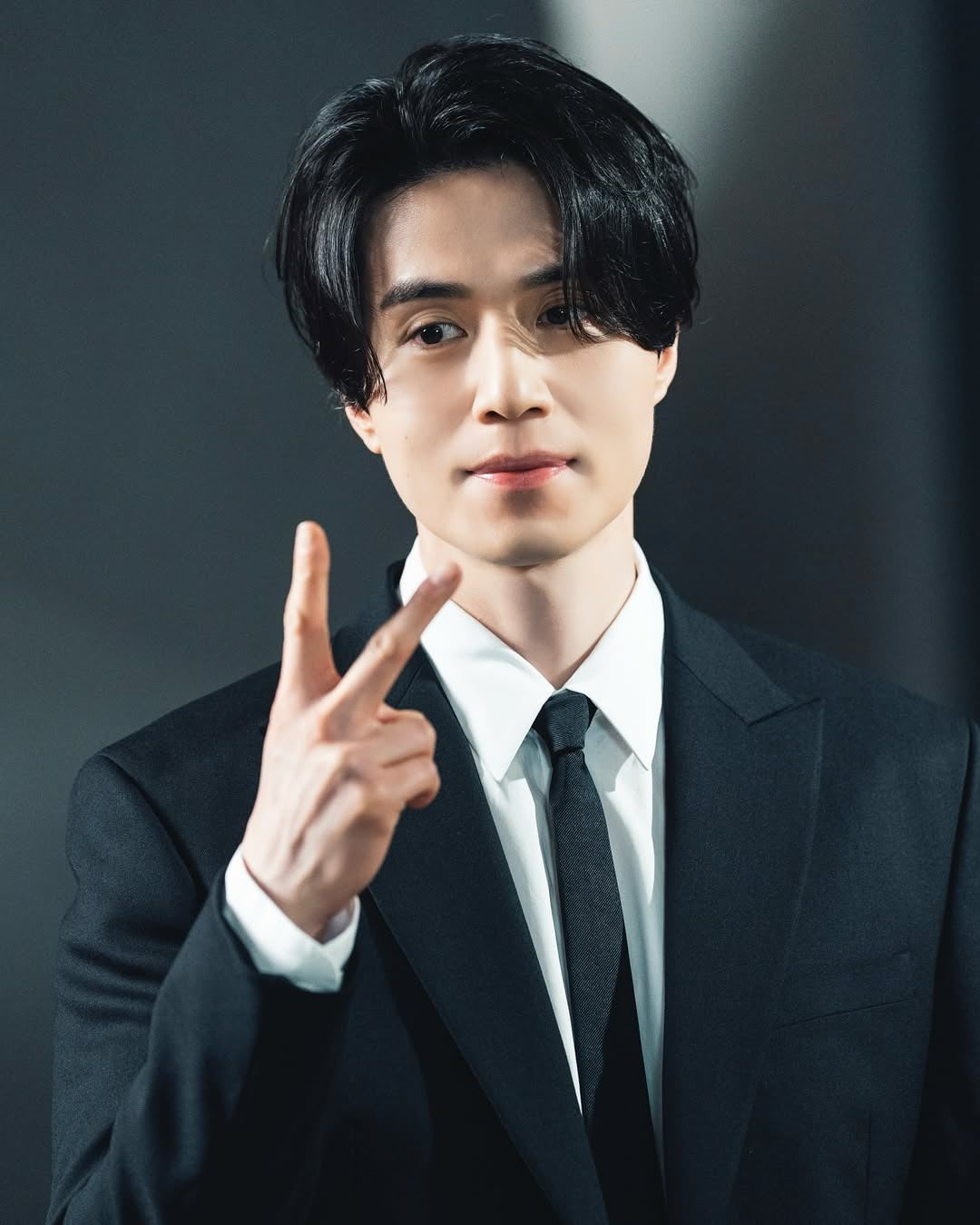 Lee Dong-wook Captivates Fans with Stunning Visuals on Instagram