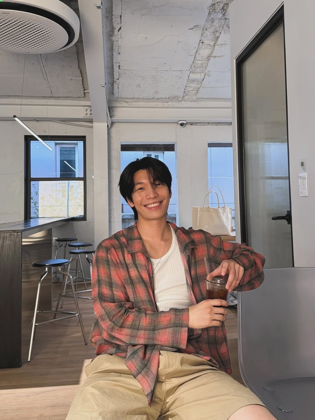 Wi Ha-jun Dazzles Fans with Stunning Summer Visuals on Instagram