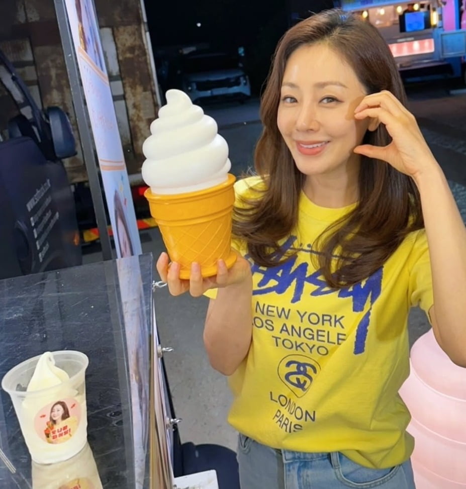 IU Surprises Oh Na-ra with Sweet Gesture, Showcasing Their Heartwarming Friendship