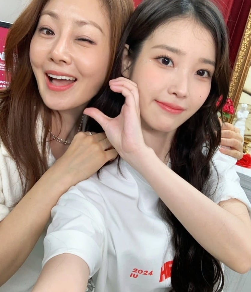 IU Surprises Oh Na-ra with Sweet Gesture, Showcasing Their Heartwarming Friendship