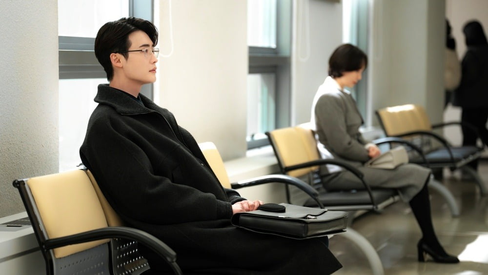 Lee Jong-suk Faces Ex-Girlfriend Lee Yoo-young in Courtroom Drama on 'Seocho-dong'