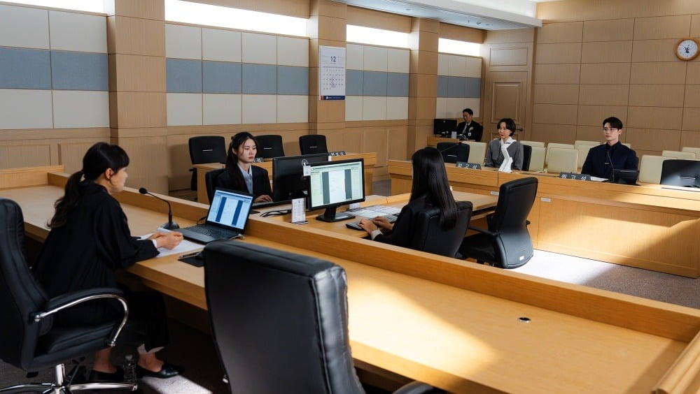 Lee Jong-suk Faces Ex-Girlfriend Lee Yoo-young in Courtroom Drama on 'Seocho-dong'