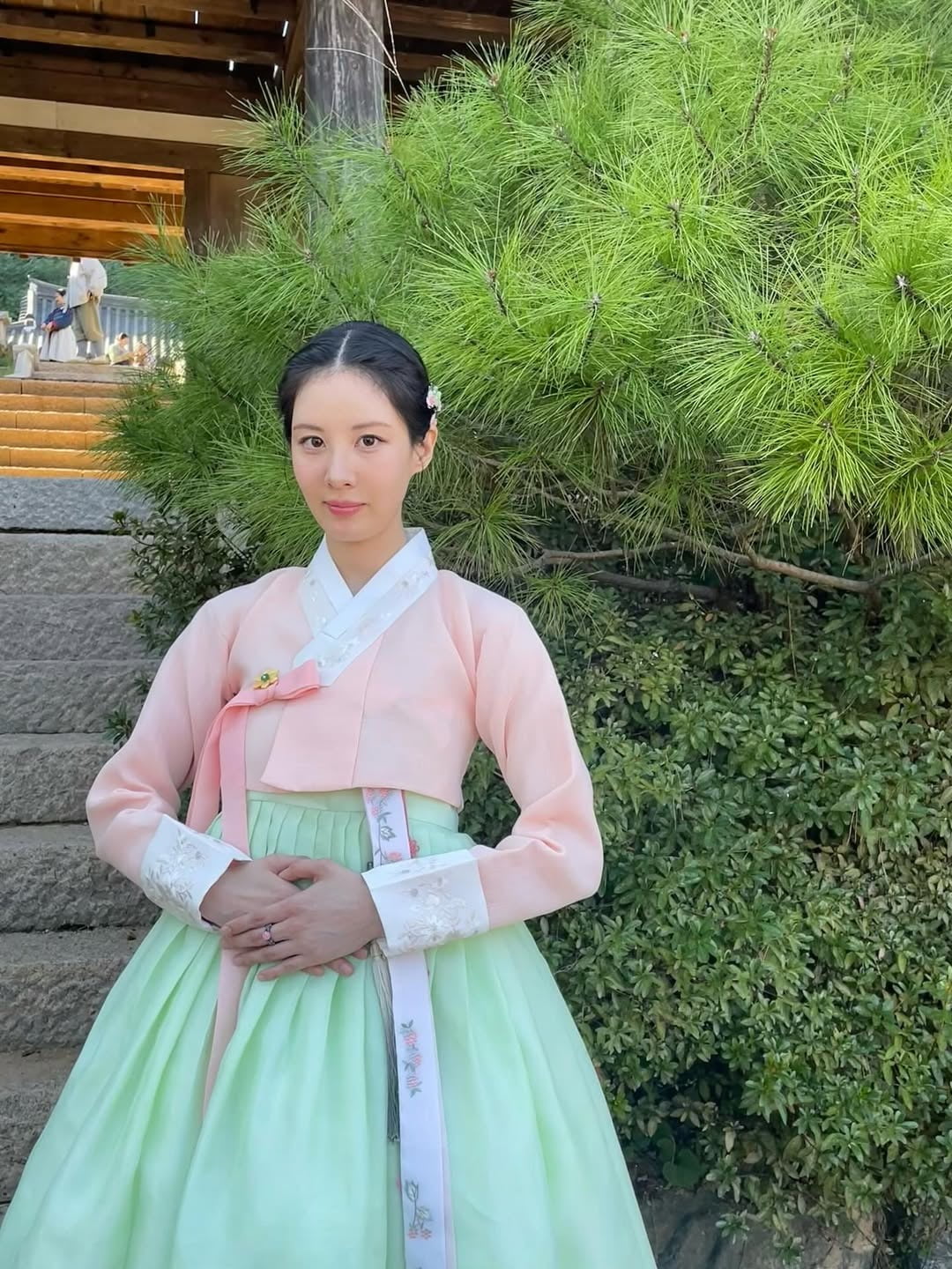 Seohyun Stuns in Traditional Korean Hanbok, Captivating Fans with Her Graceful Aura