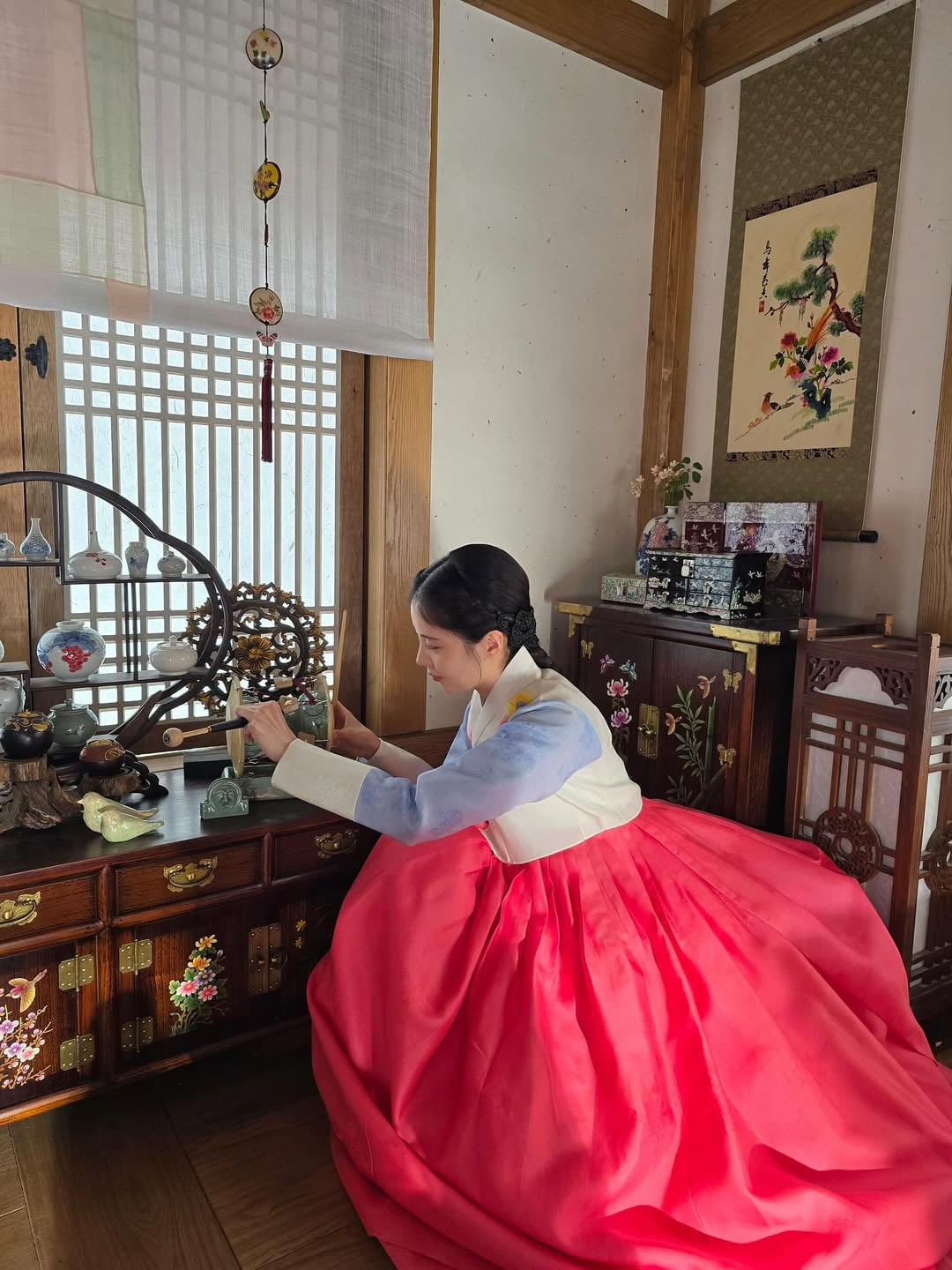 Seohyun Stuns in Traditional Korean Hanbok, Captivating Fans with Her Graceful Aura