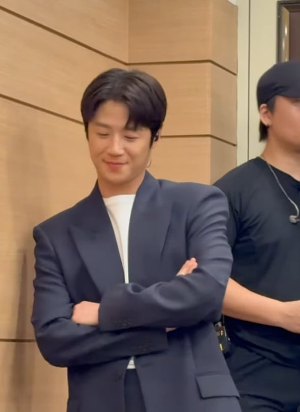 Actor Jung Joon-won Holds First-Ever Fan Meeting, Captivates Fans with His Charm