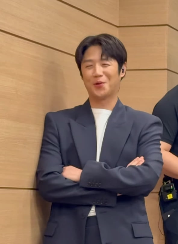 Actor Jung Joon-won Holds First-Ever Fan Meeting, Captivates Fans with His Charm