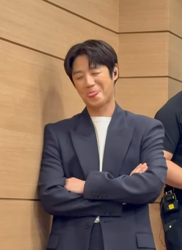 Actor Jung Joon-won Holds First-Ever Fan Meeting, Captivates Fans with His Charm