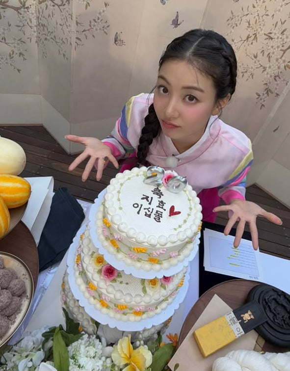 トワイスのジヒョ、20歳の誕生日を盛大に祝う!豪華ゲストが集結