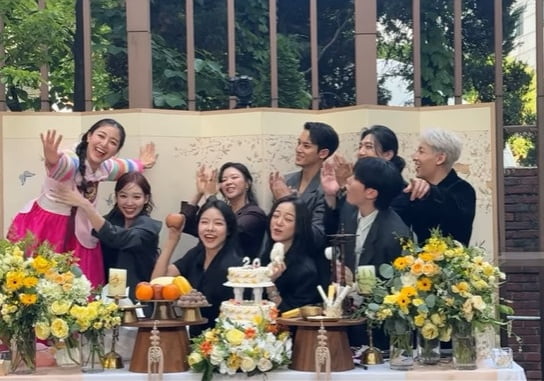 トワイスのジヒョ、20歳の誕生日を盛大に祝う!豪華ゲストが集結