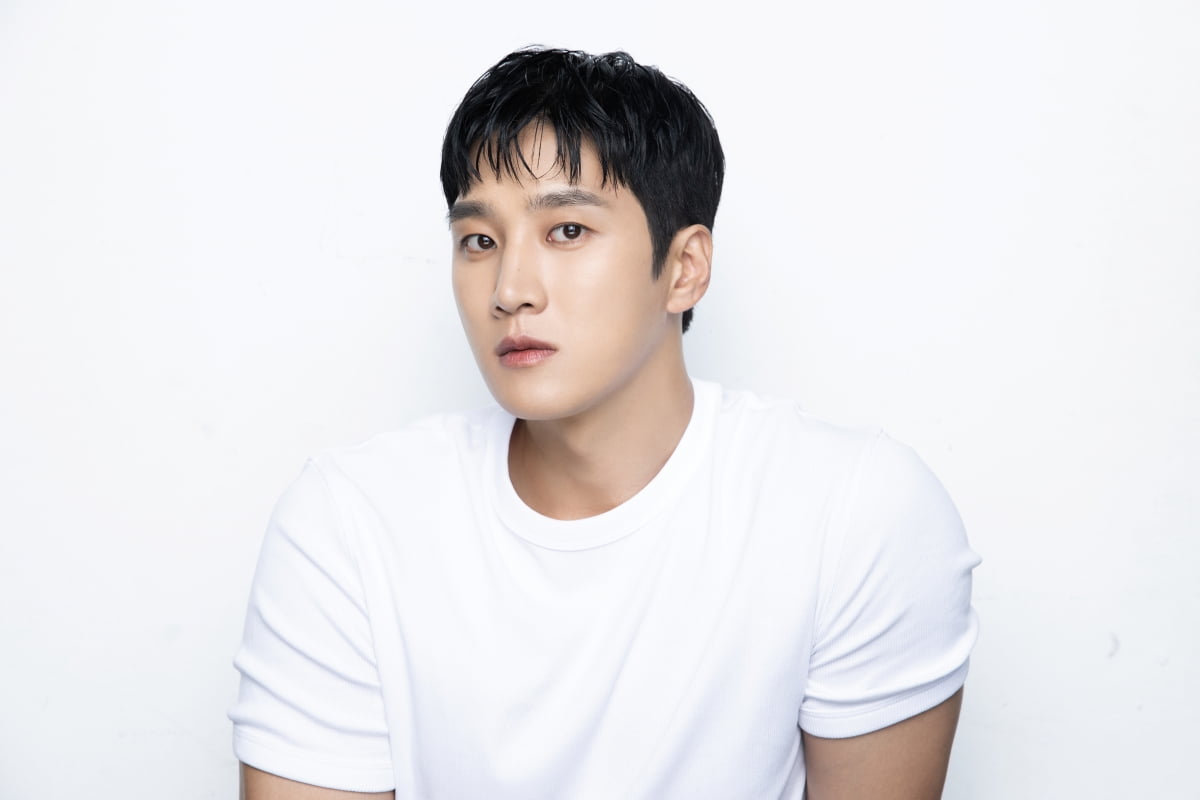 Actor Ahn Bo-hyun Unveils New Profile After Agency Change