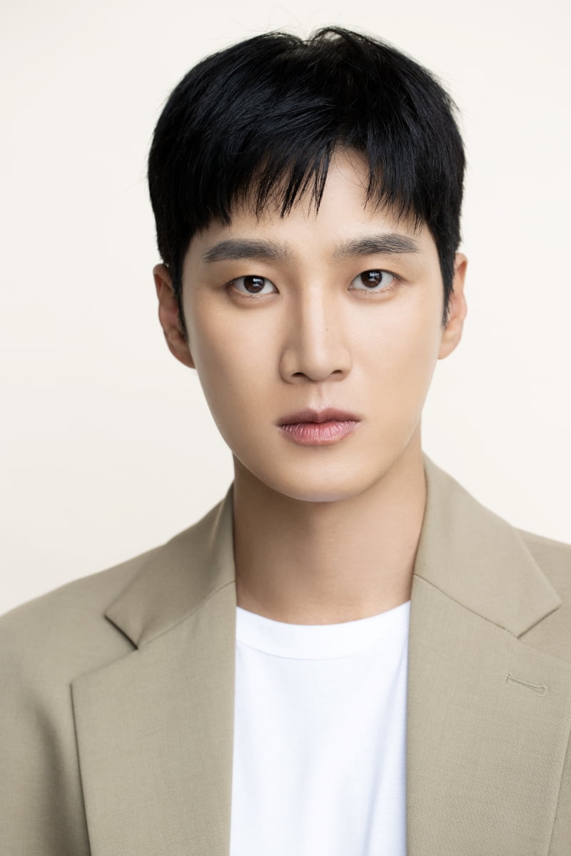 Actor Ahn Bo-hyun Unveils New Profile After Agency Change