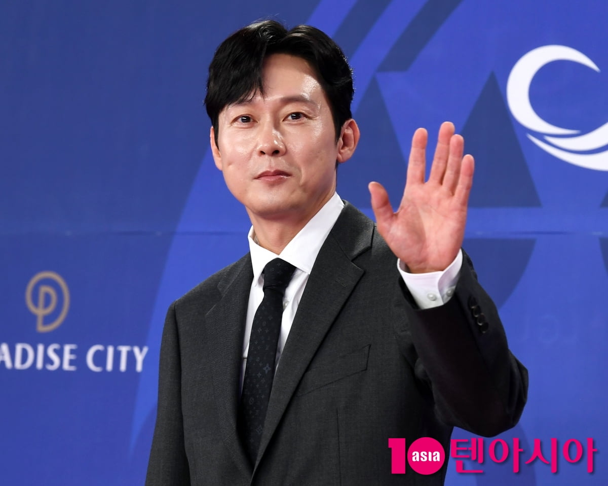 Actor Park Byung-eun Graces the Red Carpet at the 4th Blue Dragon Series Awards
