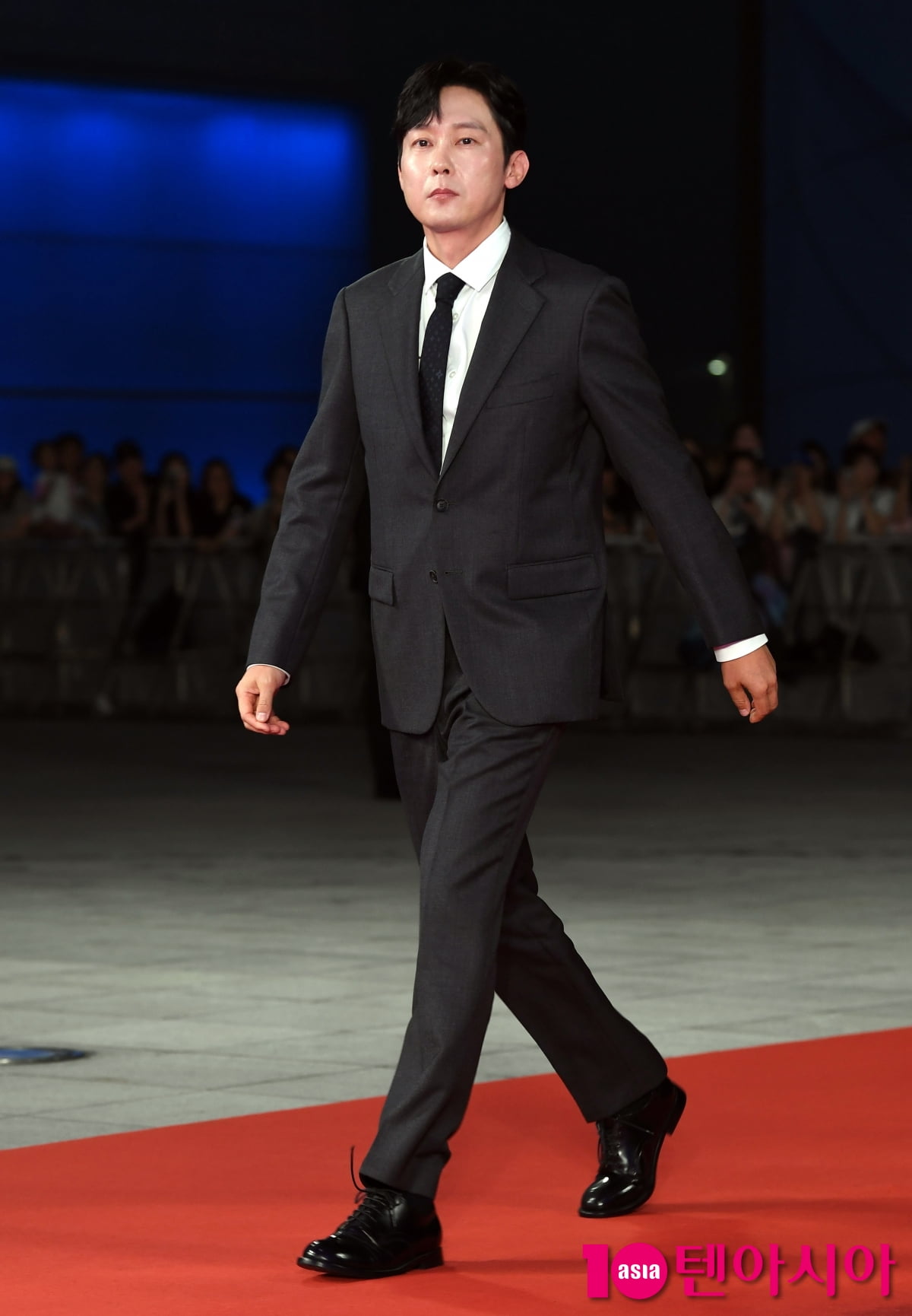 Actor Park Byung-eun Graces the Red Carpet at the 4th Blue Dragon Series Awards