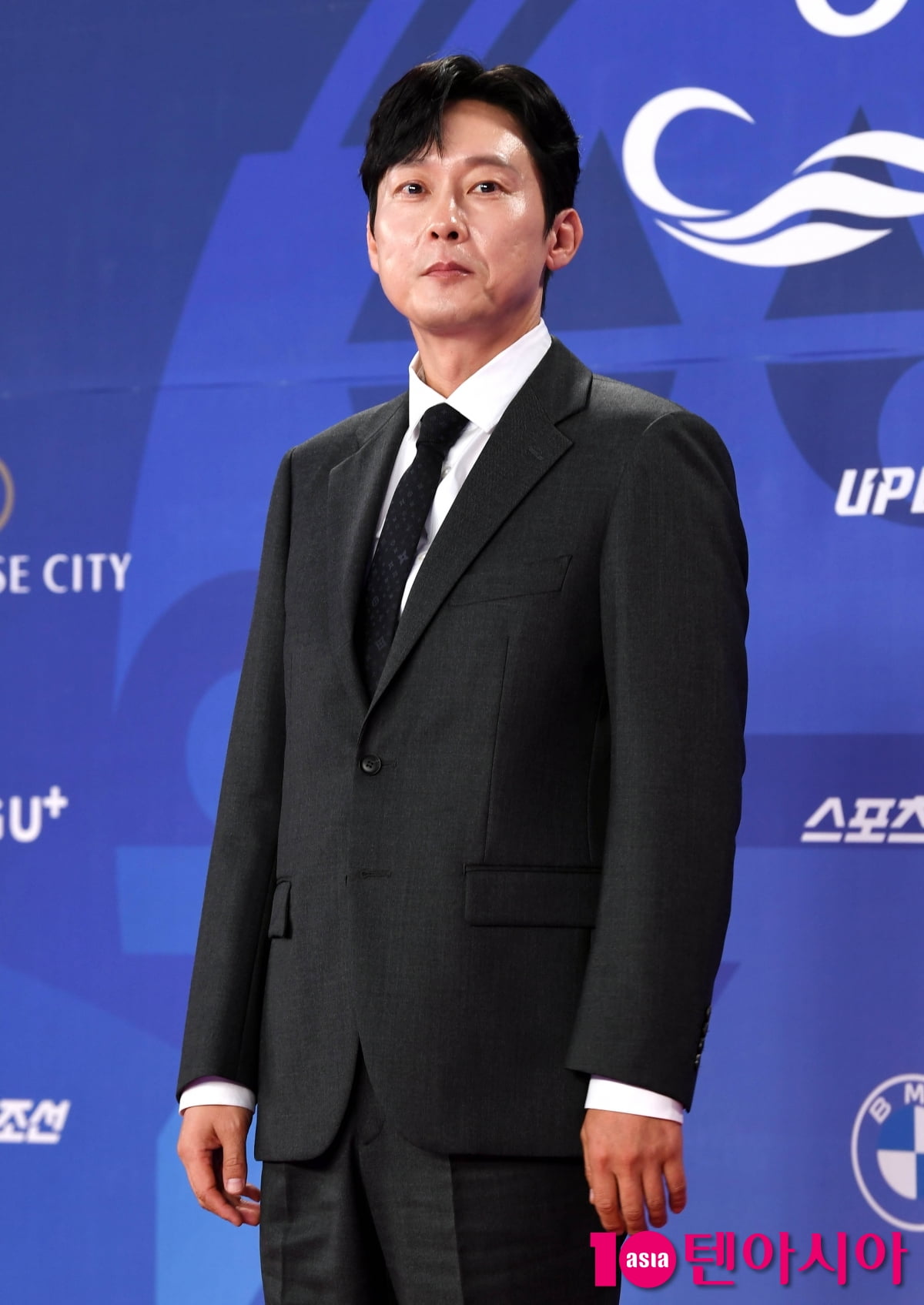 Actor Park Byung-eun Graces the Red Carpet at the 4th Blue Dragon Series Awards