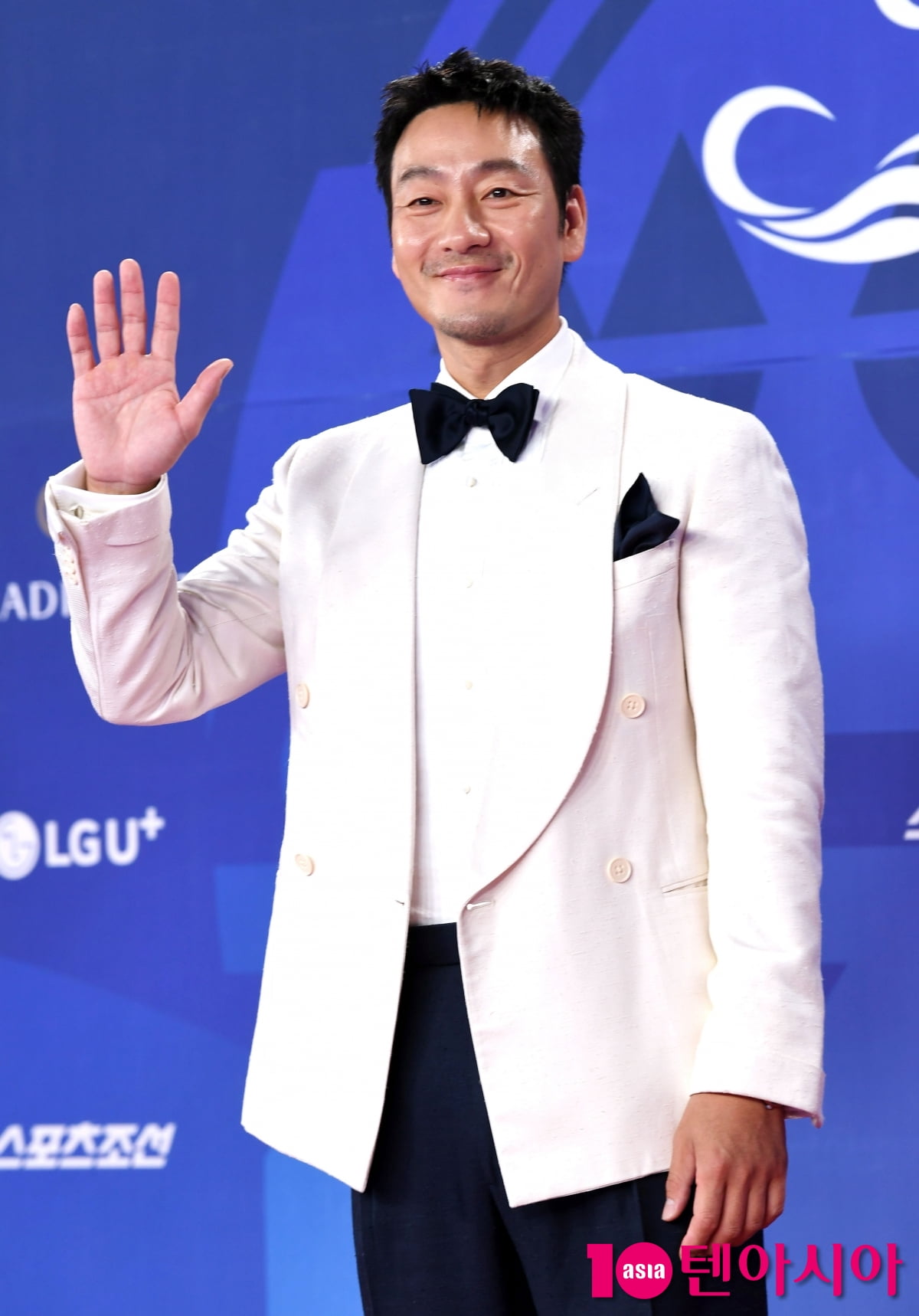Actor Park Hae-soo Graces the Red Carpet at the 4th Blue Dragon Series Awards
