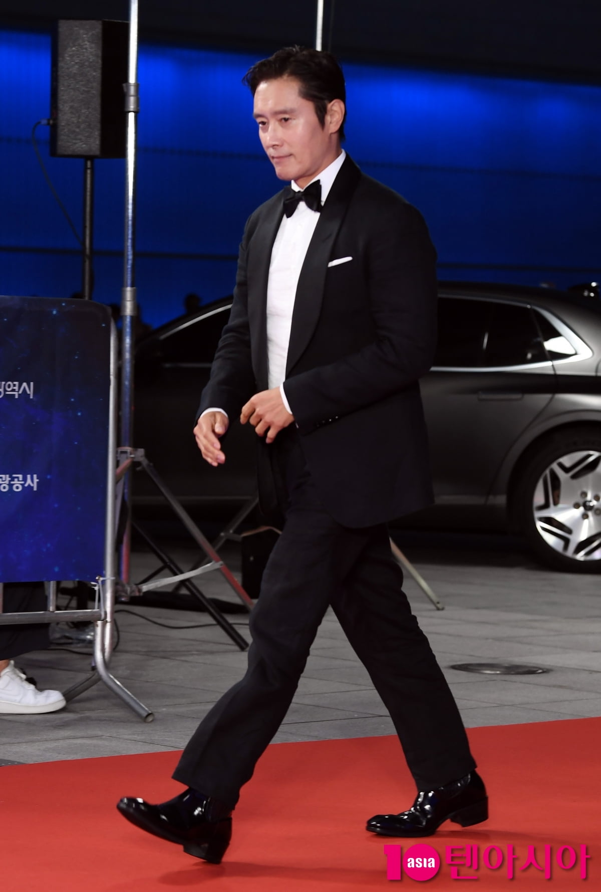 Lee Byung-hun Graces the Red Carpet at the 4th Blue Dragon Series Awards