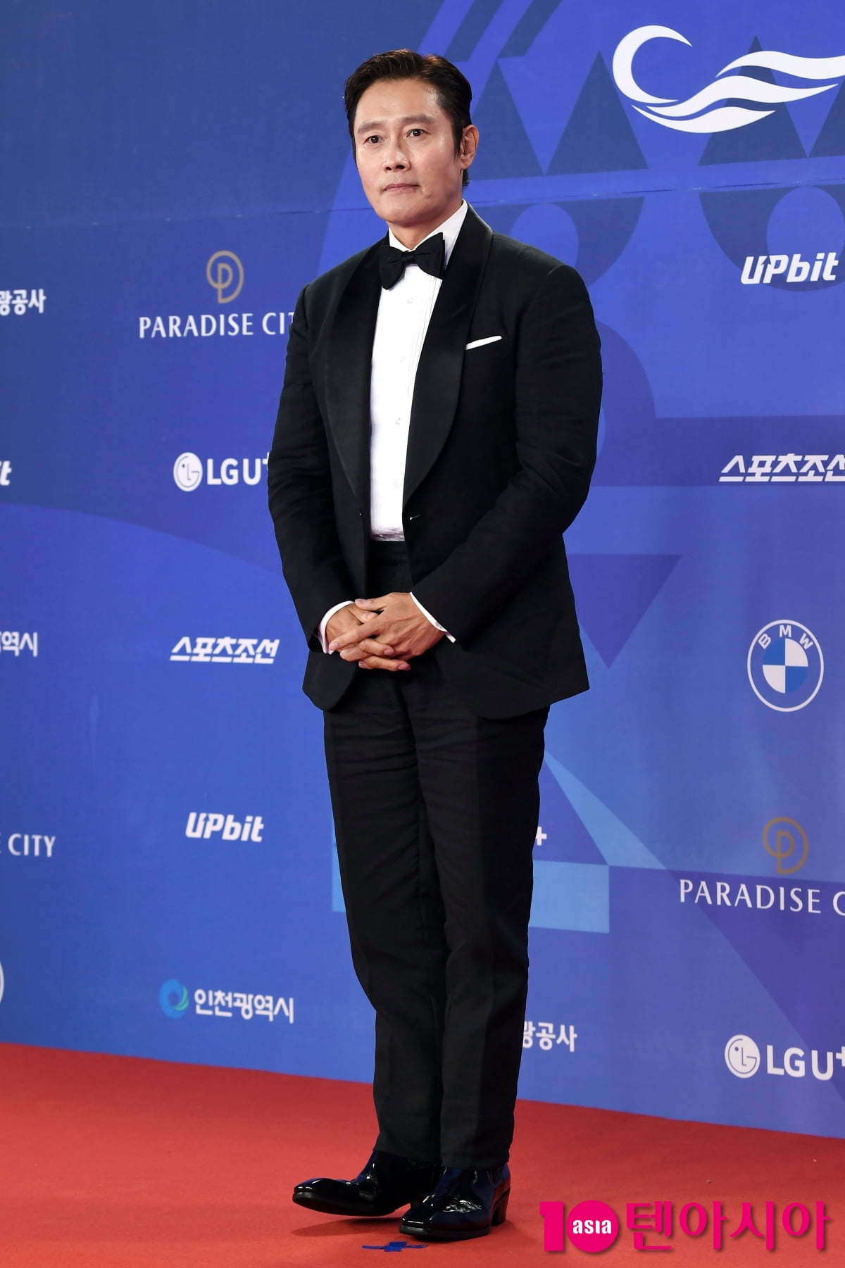 Lee Byung-hun Graces the Red Carpet at the 4th Blue Dragon Series Awards