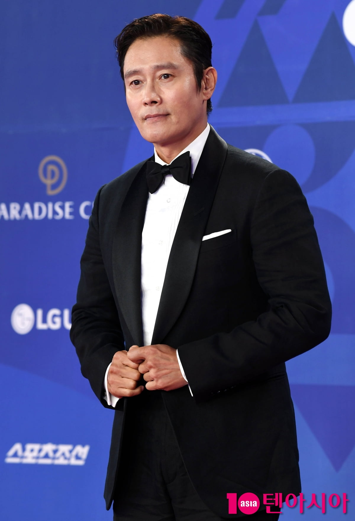 Lee Byung-hun Graces the Red Carpet at the 4th Blue Dragon Series Awards
