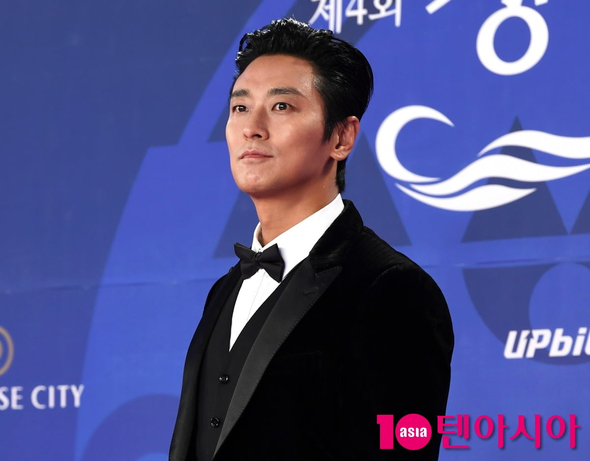 ジュ・ジフン、第4回青龍シリーズアワードのレッドカーペットに登場