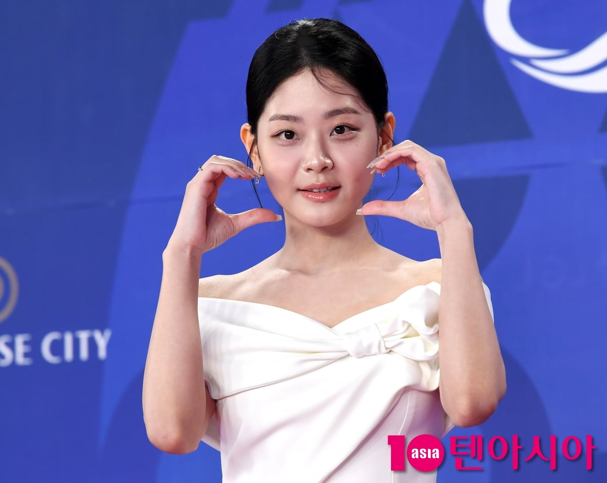 Jung Soo-bin Shines at the 4th Blue Dragon Series Awards Red Carpet