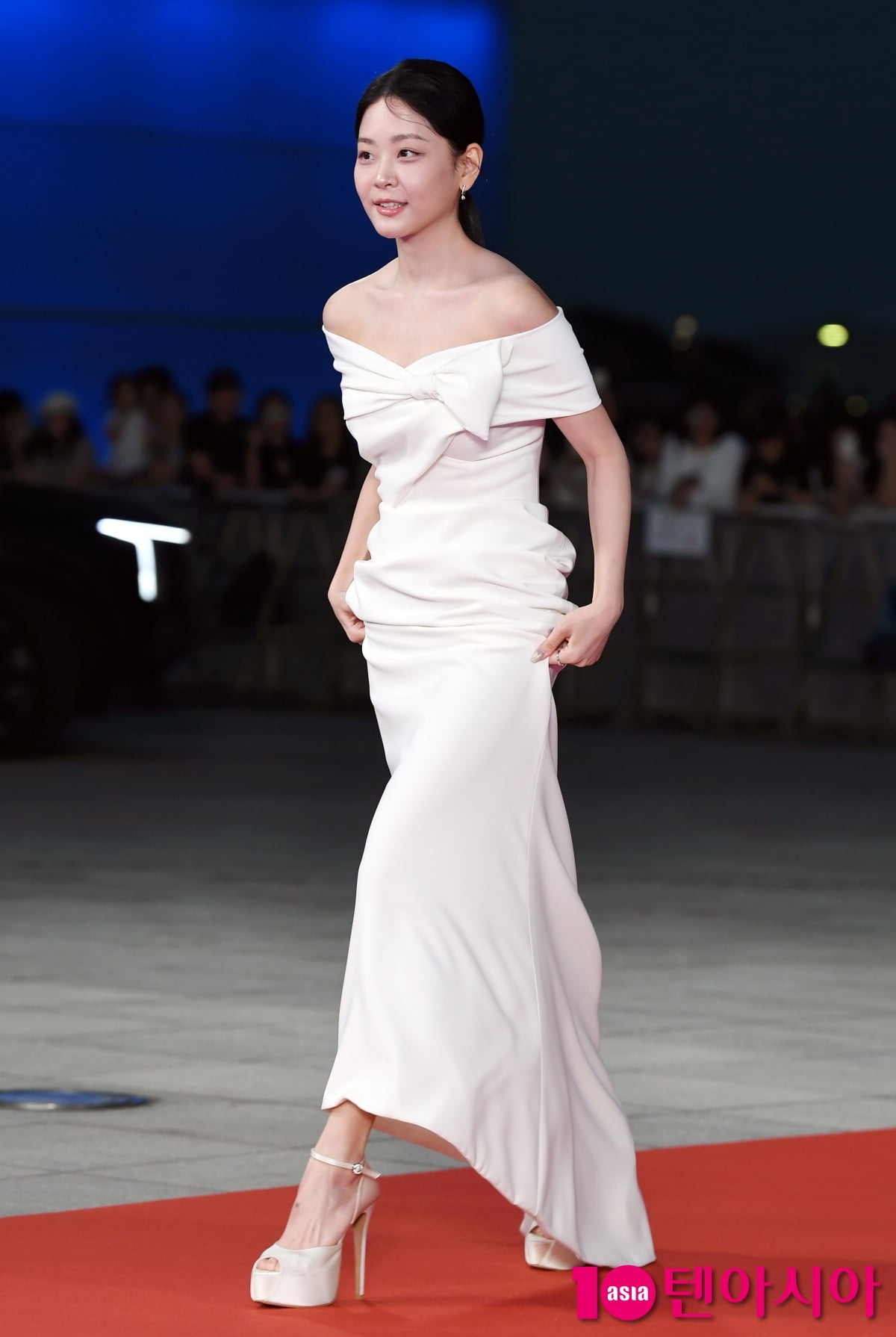 Jung Soo-bin Shines at the 4th Blue Dragon Series Awards Red Carpet