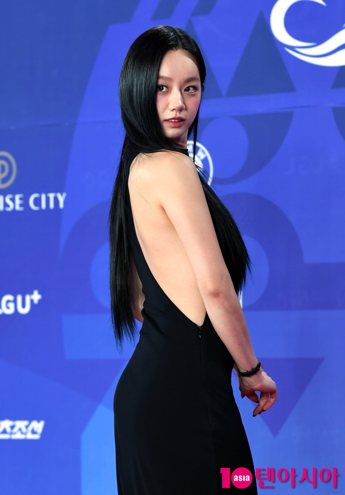 Actress Lee Hye-ri Shines at the 4th Blue Dragon Series Awards Red Carpet