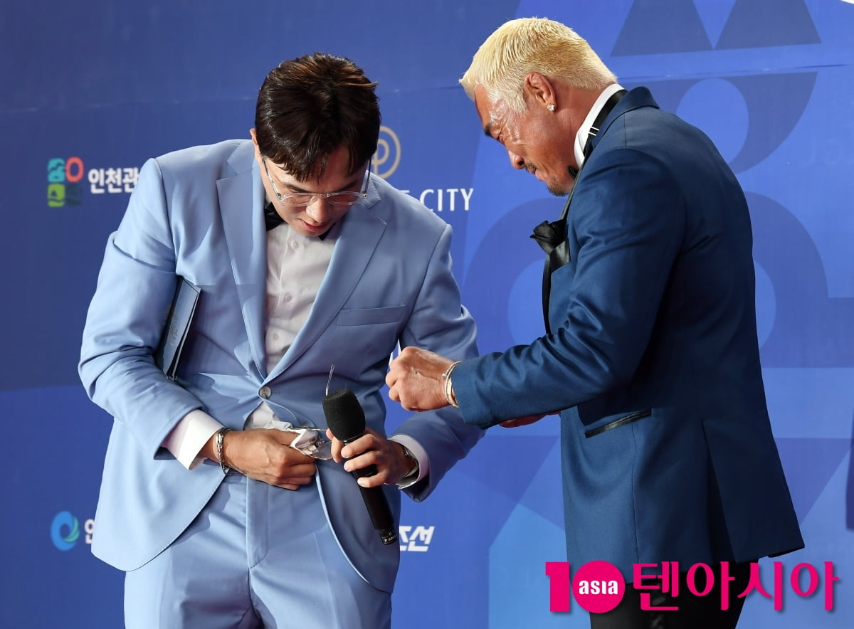 Choo Sung-hoon Graces the Red Carpet at the 4th Blue Dragon Series Awards