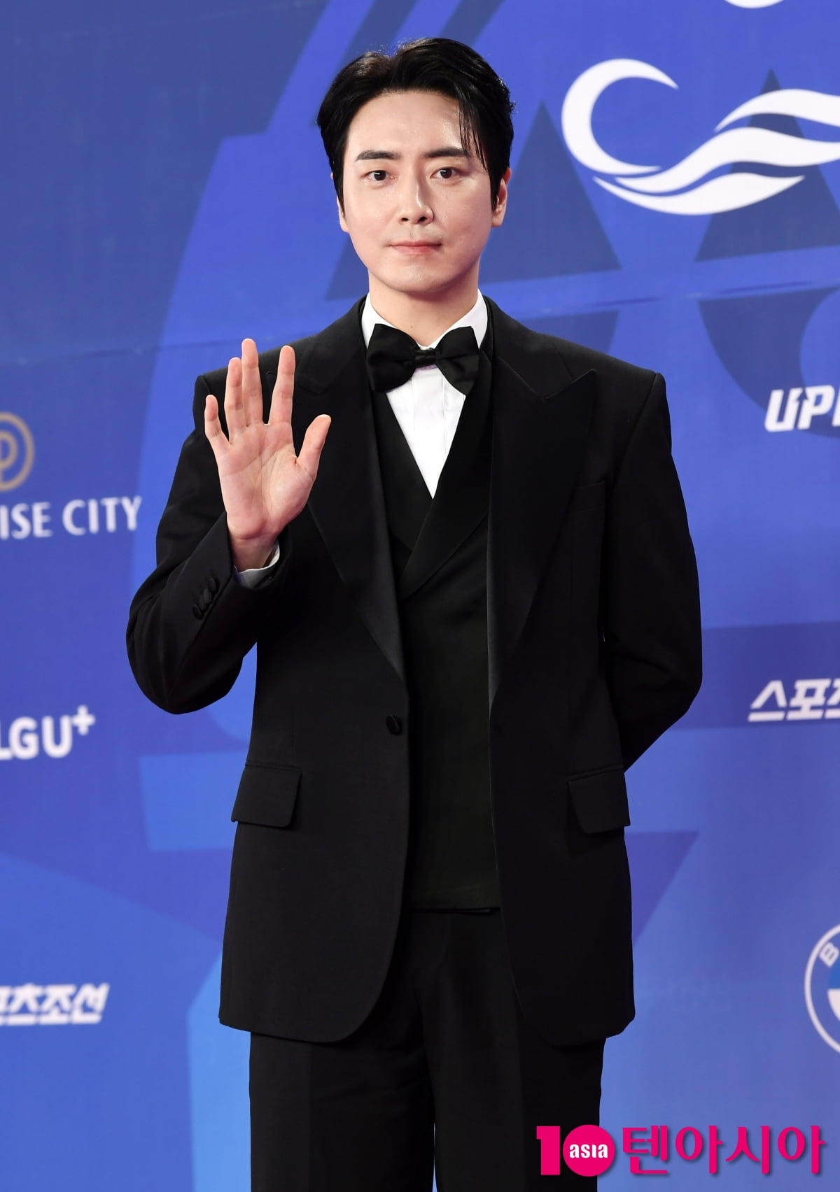 イ・ジュンヒョク、第4回青龍シリーズアワードのレッドカーペットに登場