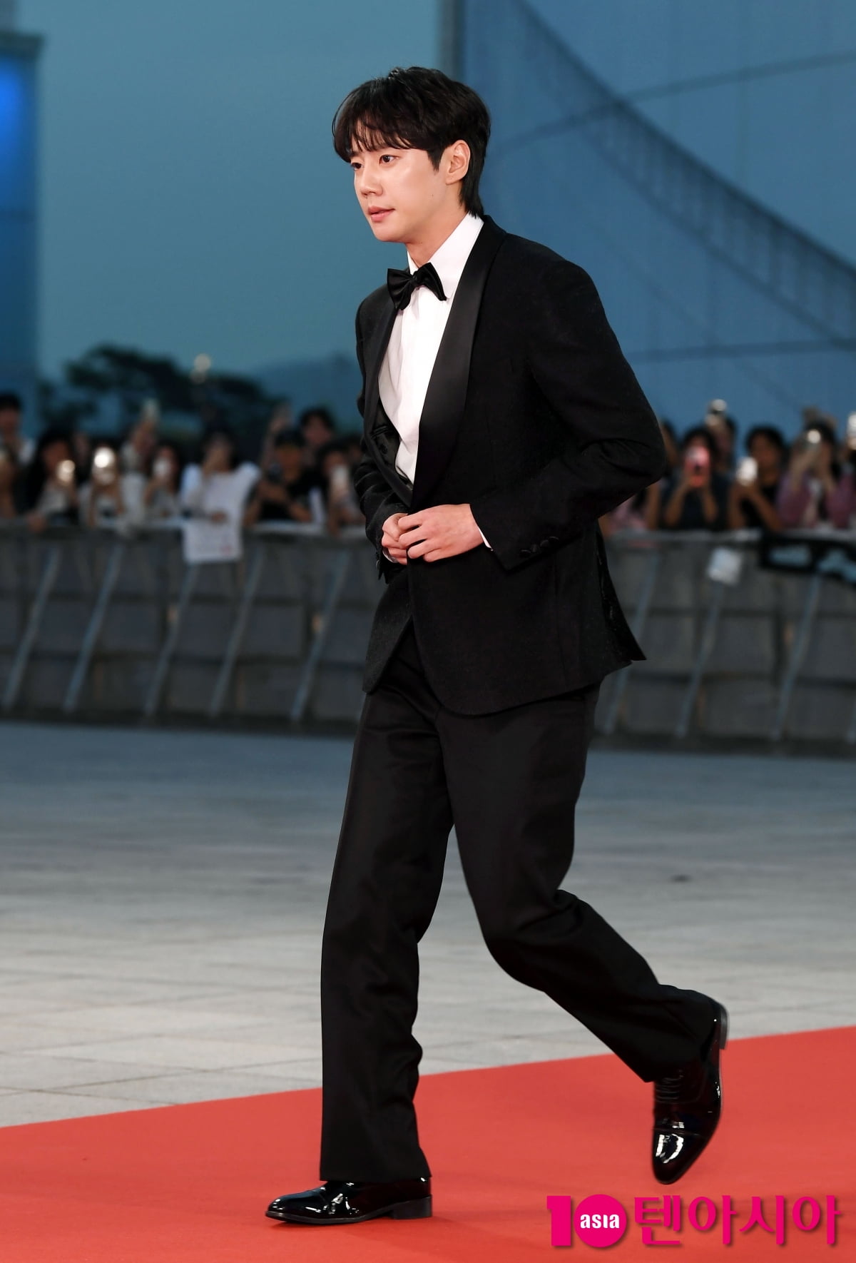 Lee Jun-young Graces the Red Carpet at the 4th Blue Dragon Series Awards
