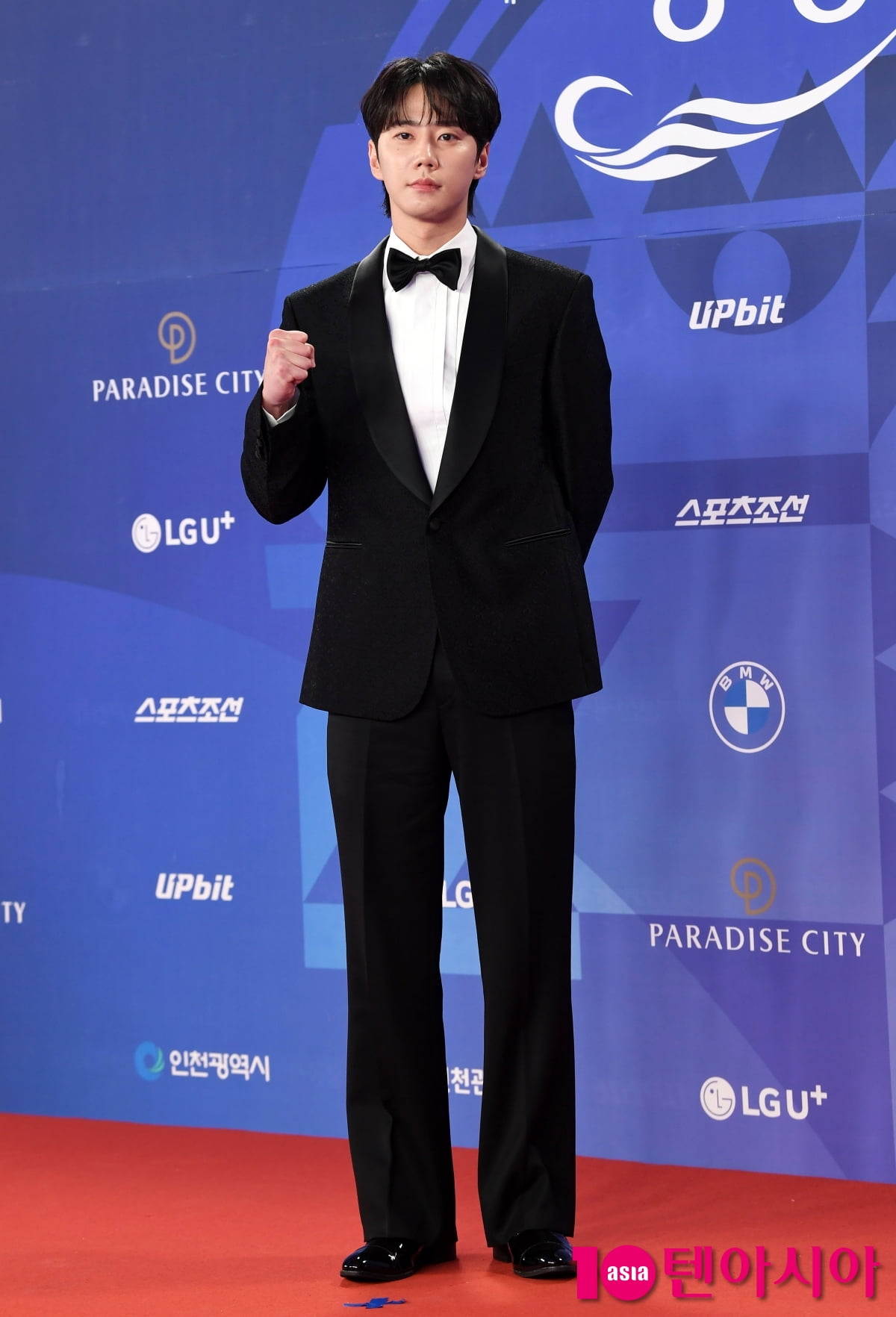 Lee Jun-young Graces the Red Carpet at the 4th Blue Dragon Series Awards