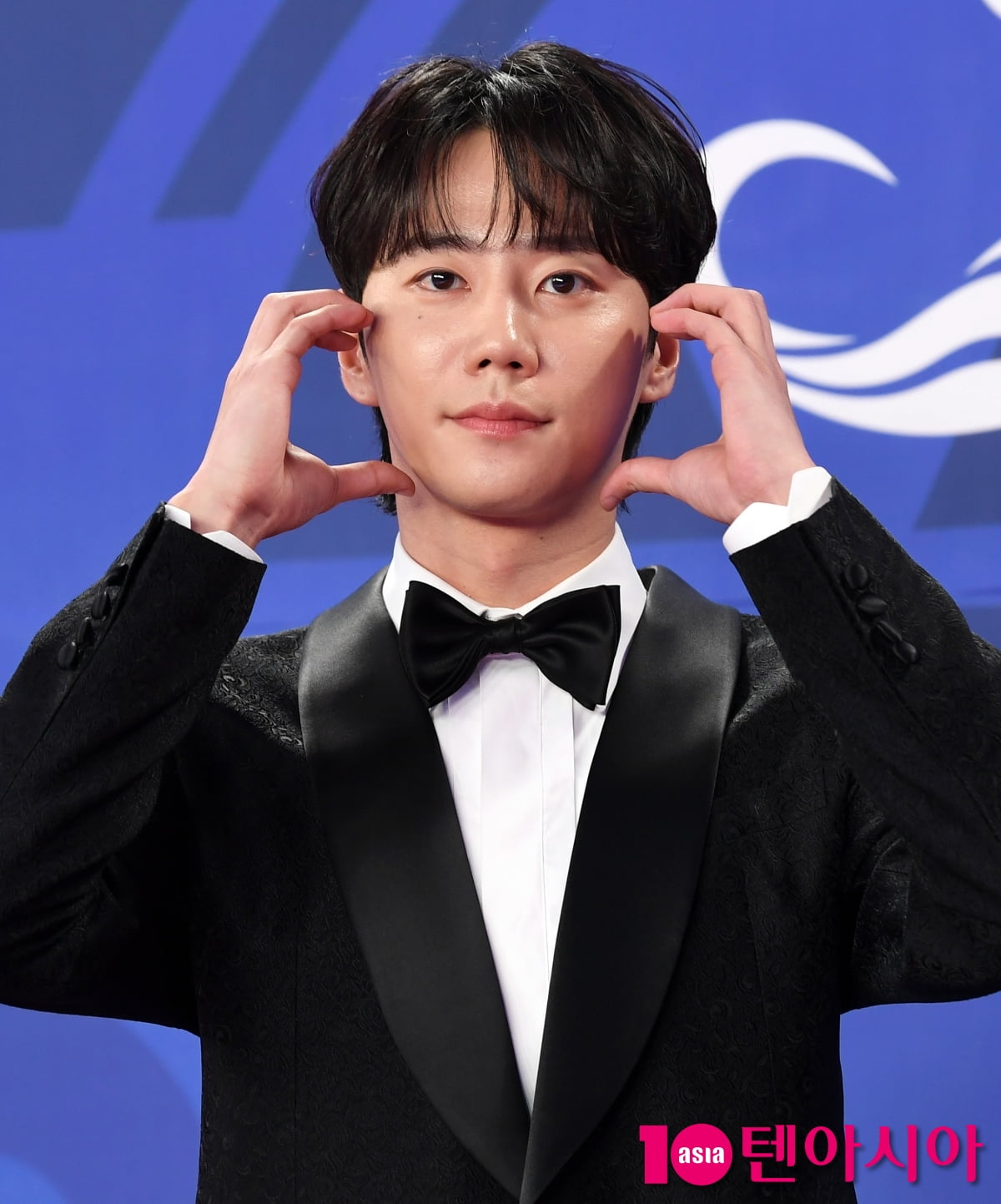 Lee Jun-young Graces the Red Carpet at the 4th Blue Dragon Series Awards