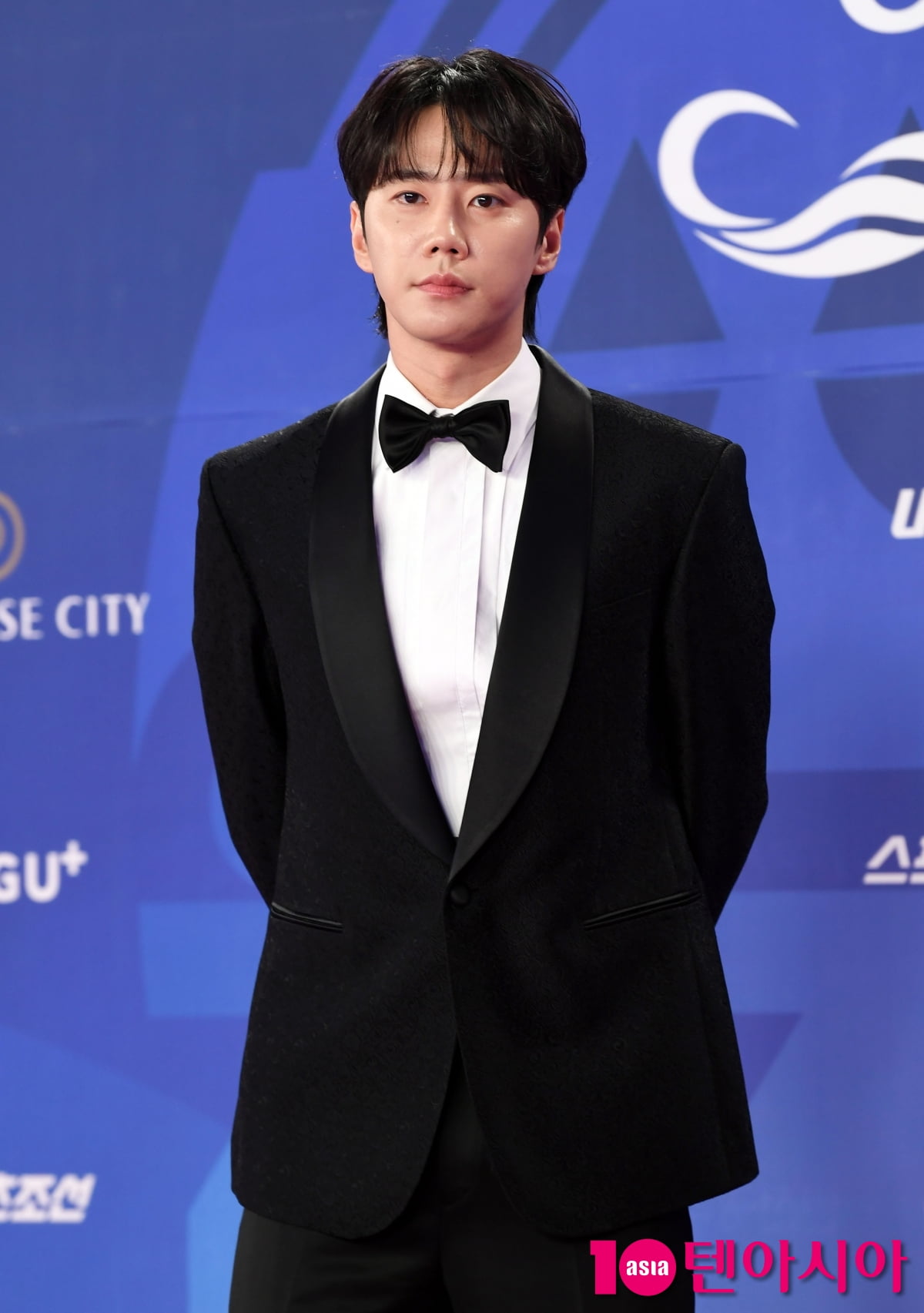 Lee Jun-young Graces the Red Carpet at the 4th Blue Dragon Series Awards