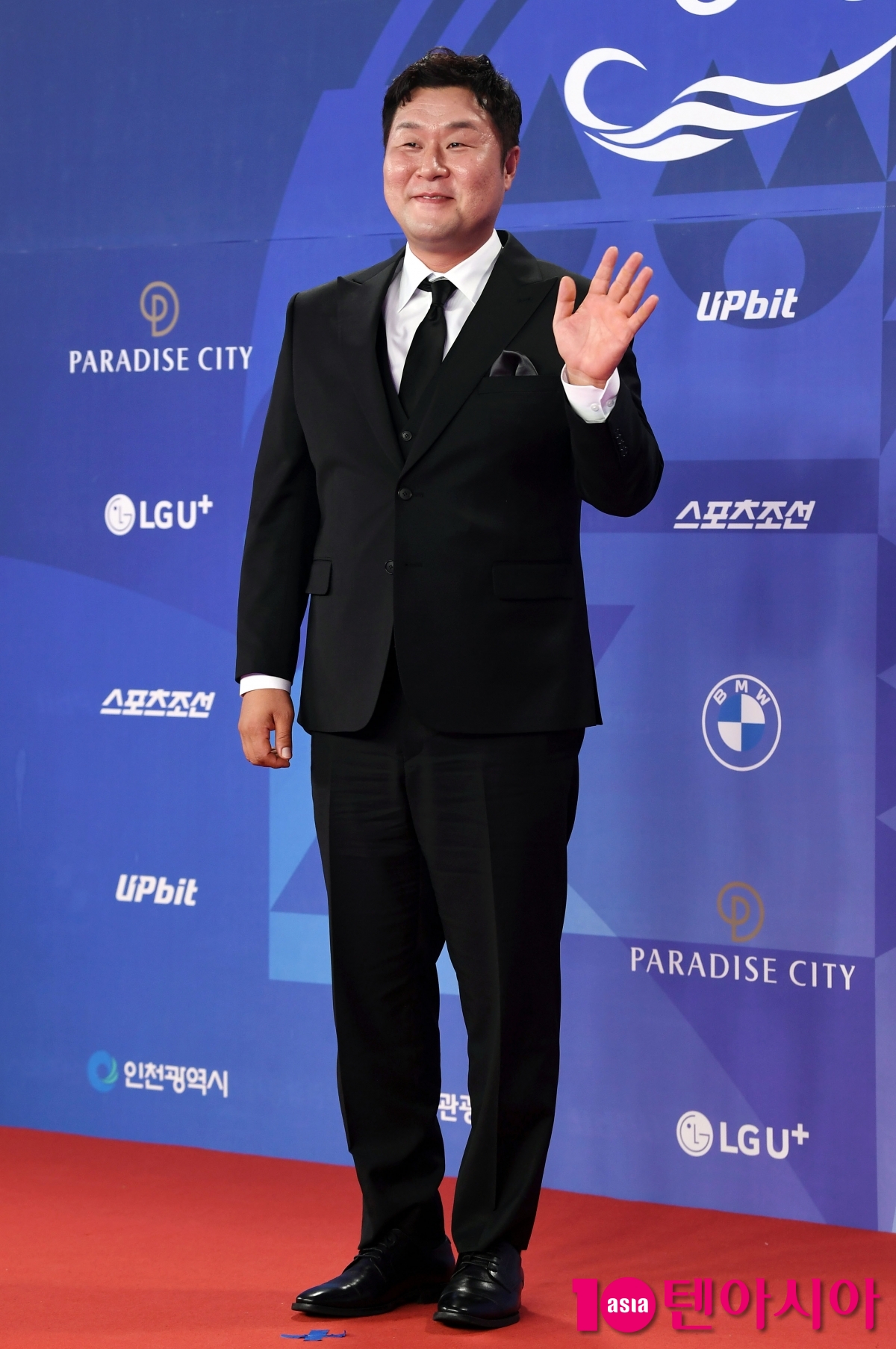 俳優ユン・ギョンホ、第4回青龍シリーズアワードのレッドカーペットに登場