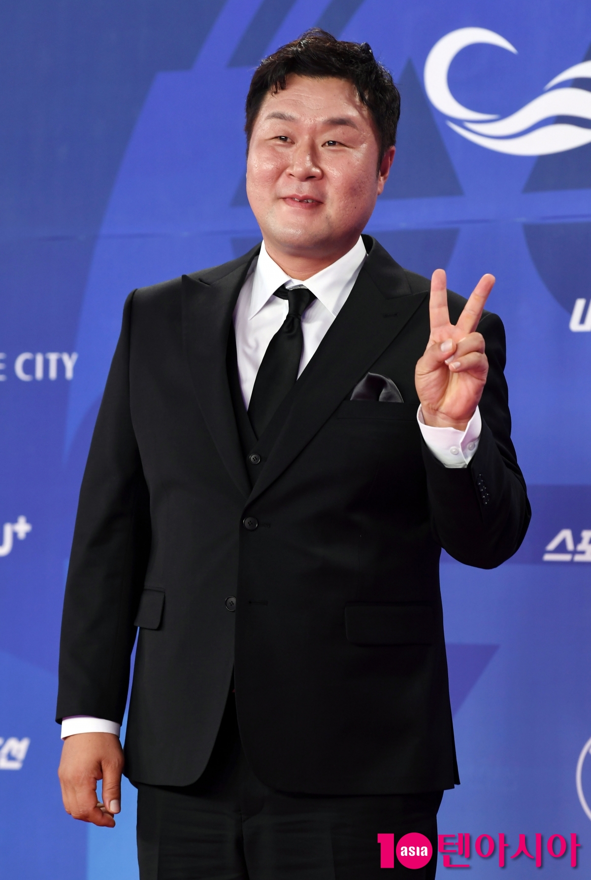 俳優ユン・ギョンホ、第4回青龍シリーズアワードのレッドカーペットに登場
