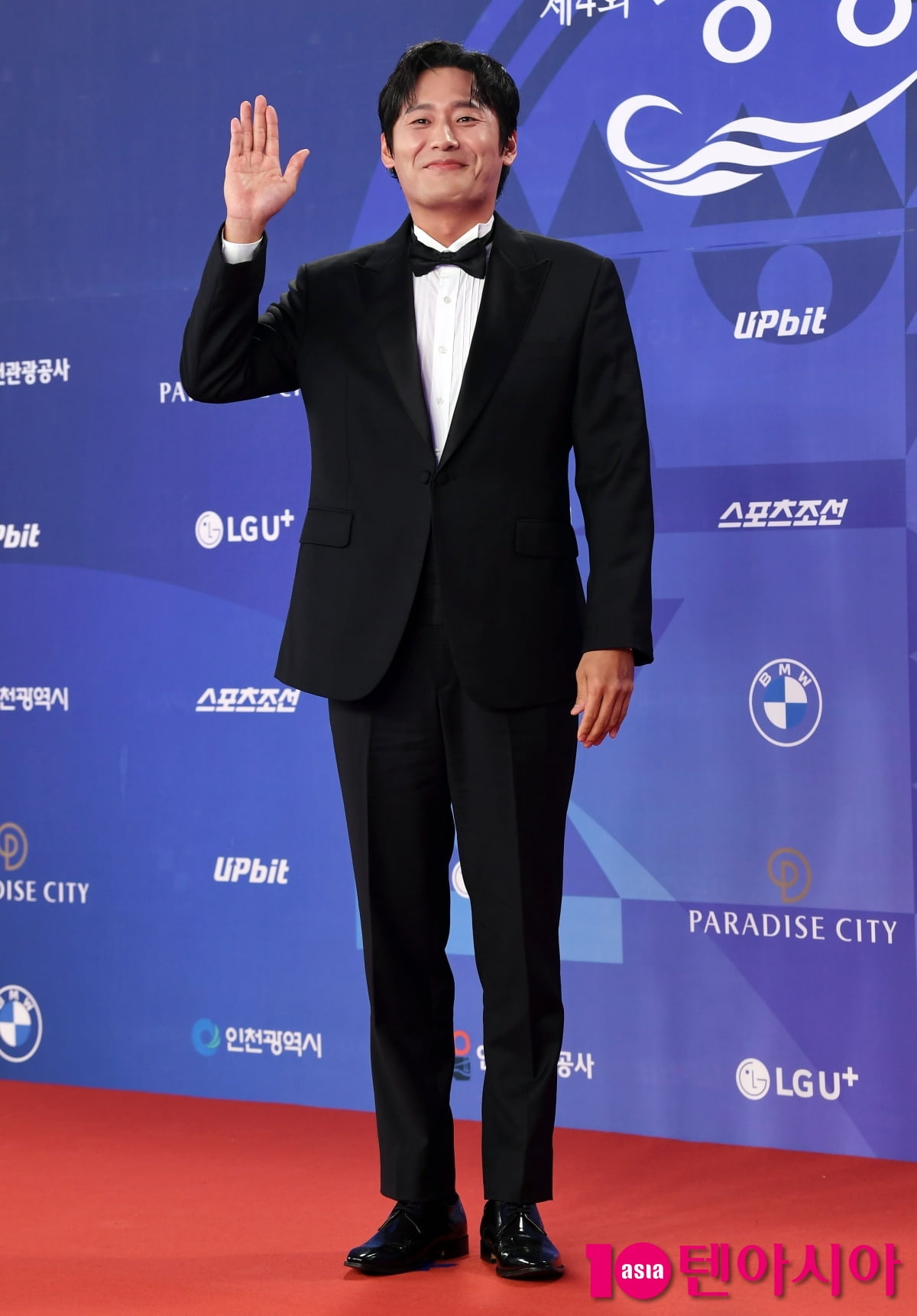 Actor Choi Dae-hoon Graces the Red Carpet at the 4th Blue Dragon Series Awards