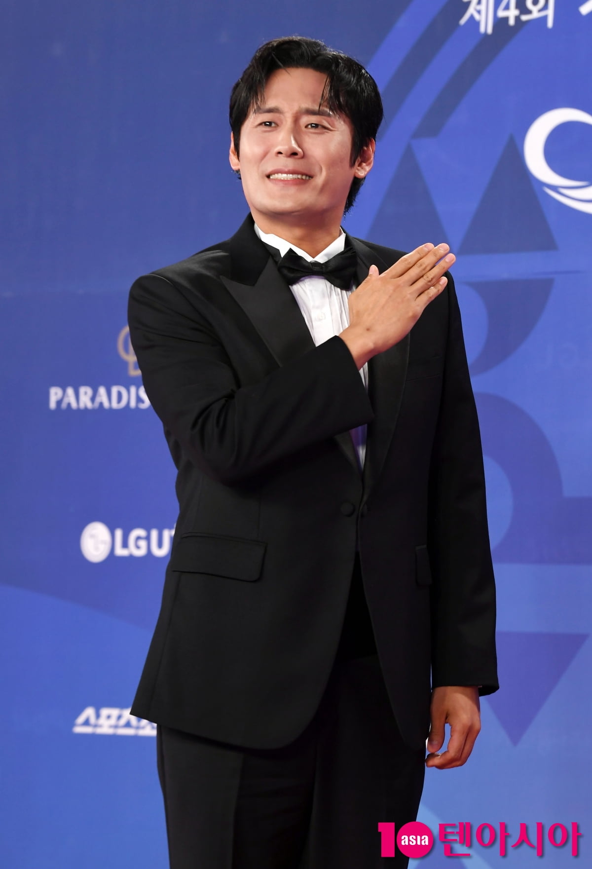 Actor Choi Dae-hoon Graces the Red Carpet at the 4th Blue Dragon Series Awards