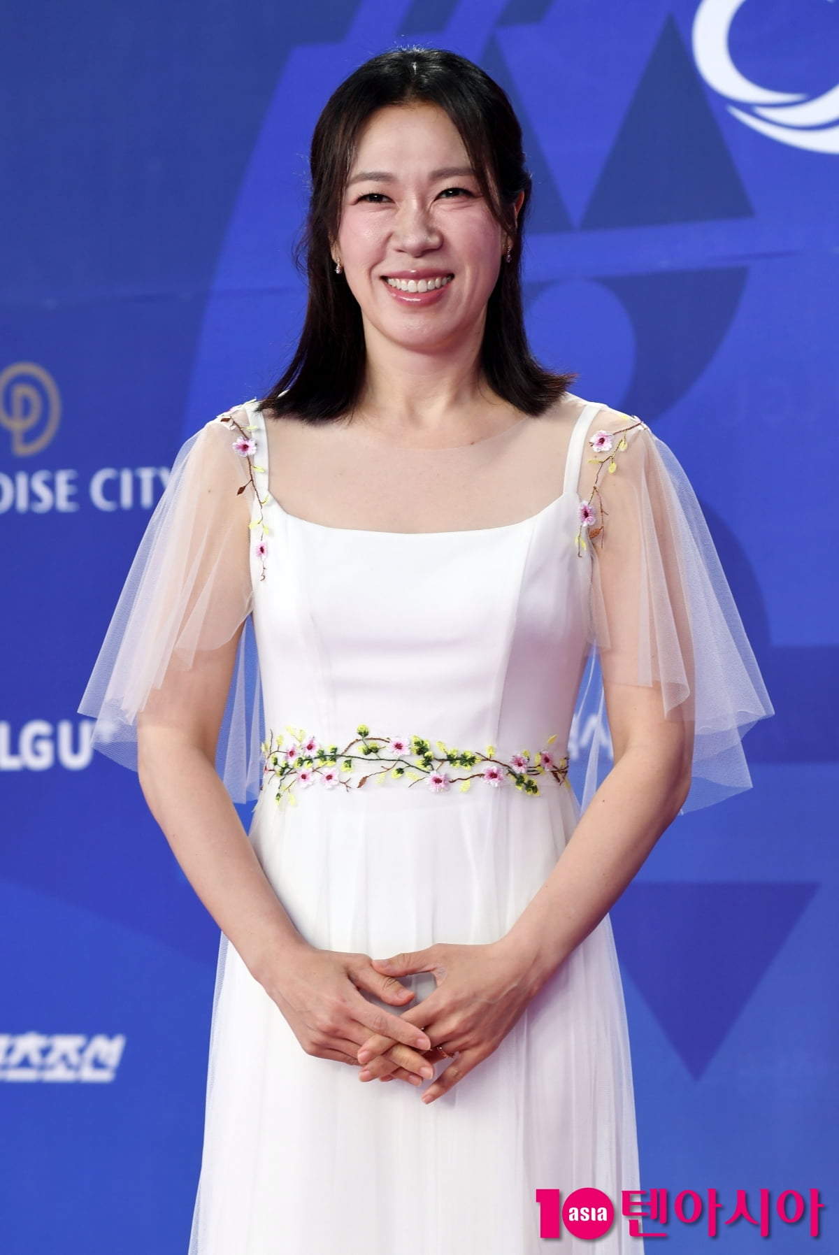 Actress Yum Hye-ran Graces the Red Carpet at the 4th Blue Dragon Series Awards