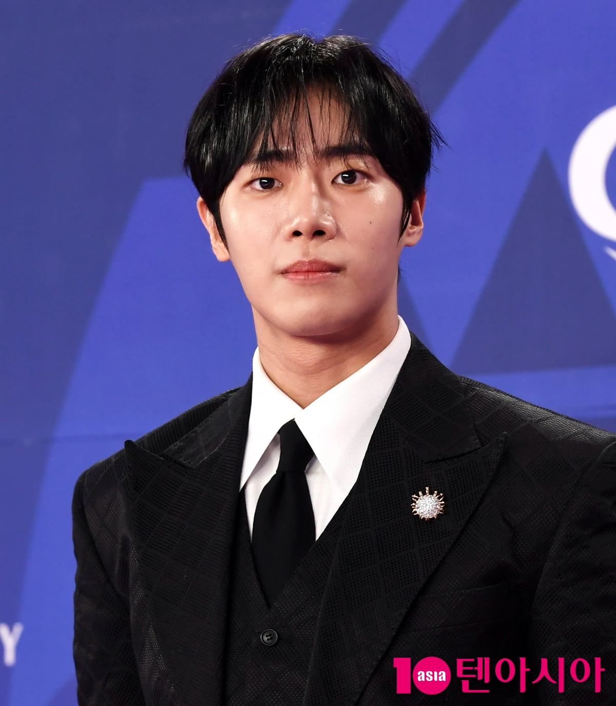 Chu Young-woo Graces the Red Carpet at the 4th Blue Dragon Series Awards