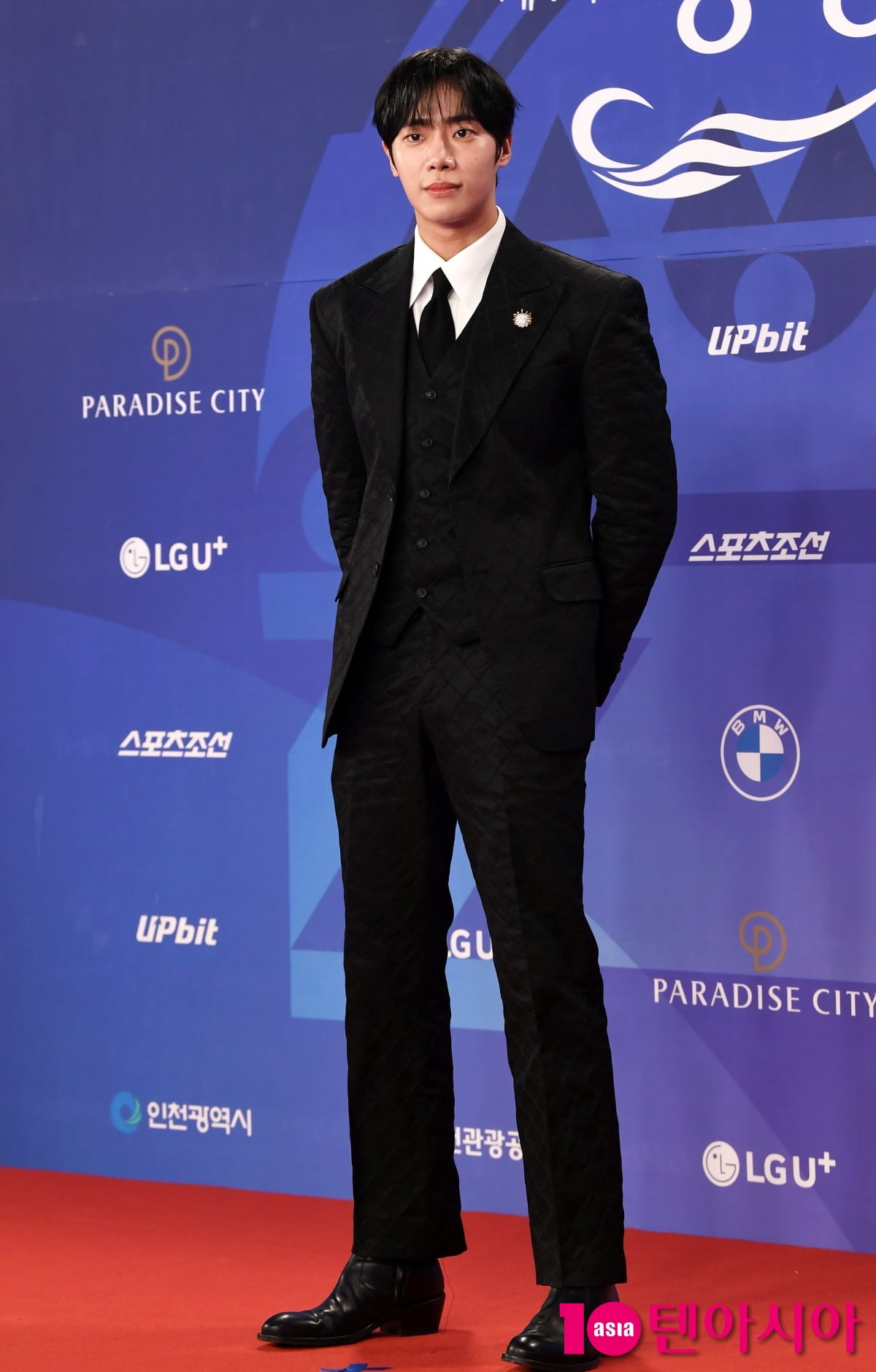 Chu Young-woo Graces the Red Carpet at the 4th Blue Dragon Series Awards