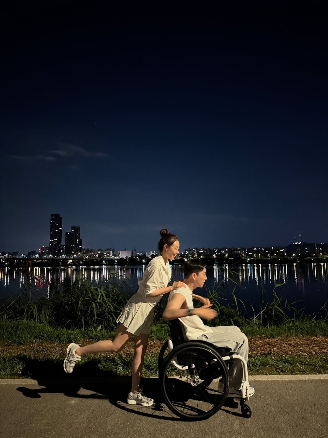 ソン・ジウン、インスタグラムで夏の夜のロマンティックなデート写真を公開