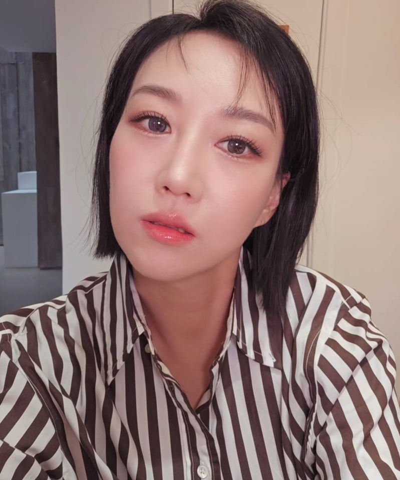 K-Pop Star Jang Yoon-jung Stuns with Goddess-like Beauty on Instagram
