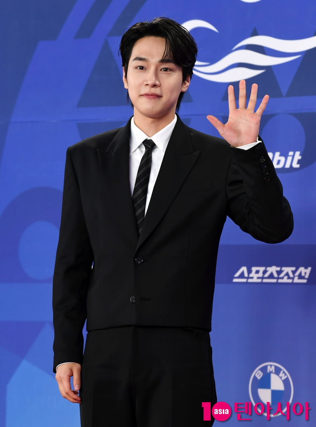 俳優カン・ユソク、第4回青龍シリーズアワードのレッドカーペットに登場