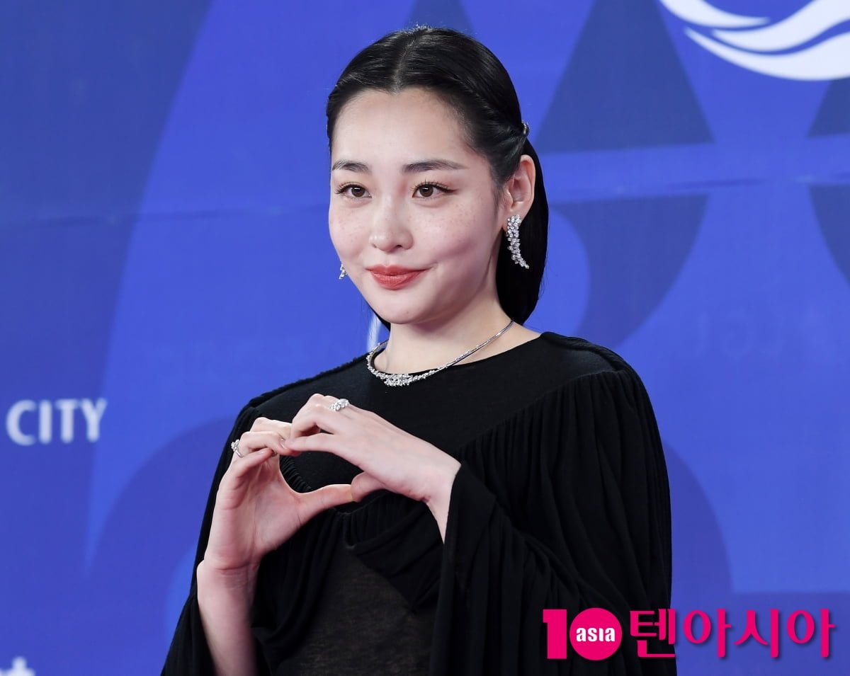 俳優キム・ミンハ、第4回青龍シリーズアワードのレッドカーペットに登場